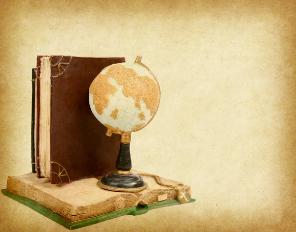 Globe Avec Livre Stylo Sur Fond Vieux Papier Vintage — Photo