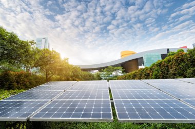 Modern Şehrin Parkındaki Güneş Panelleri