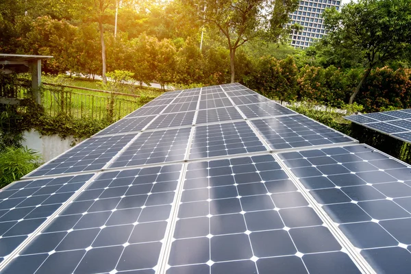 Paneles solares en el parque de la ciudad moderna — Foto de Stock