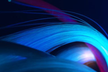 Optik fiber dinamik teknoloji arka planının derinliklerinden uçuyor.