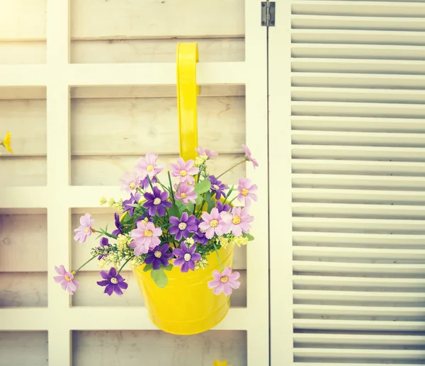 Hängande blomkrukor med staket — Stockfoto