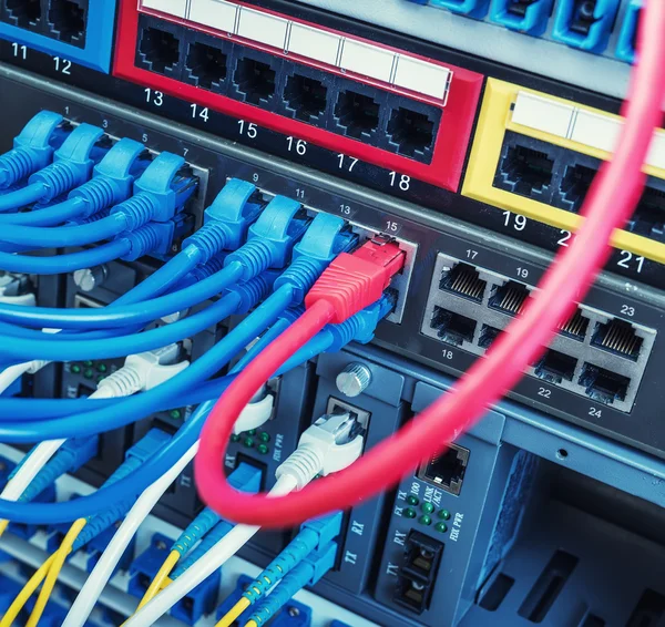 Interruptor de rede e cabos ethernet, conceito de data center . — Fotografia de Stock