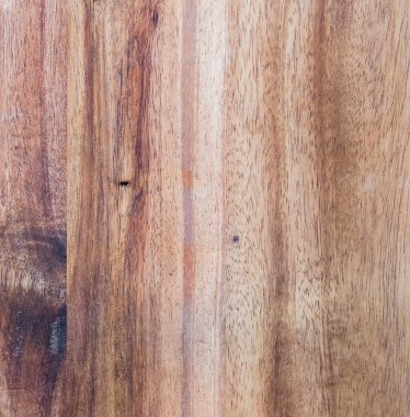 Derin yatay çatlakları olan eski ahşap bir doku.