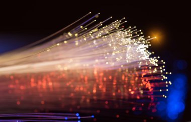 Optik fiber dinamik teknoloji arka planının derinliklerinden uçuyor.