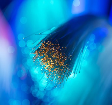 Optik fiber dinamik teknoloji arka planının derinliklerinden uçuyor.