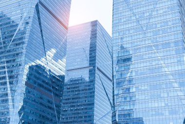 Çağdaş ofis binası mavi cam duvar detayı