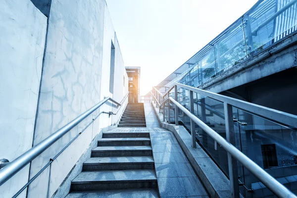 Escadaria de estilo moderno da cidade com luzes — Fotografia de Stock