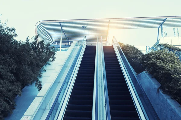 Escalera mecánica en el moderno centro de negocios —  Fotos de Stock