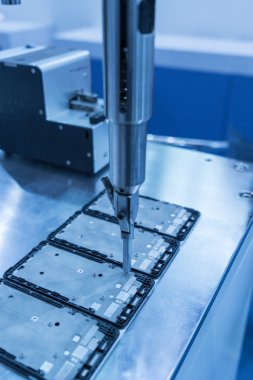 Mobil endüstriyel üretim fabrikasında robot matkap aracı