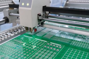 CNC makinesinin fabrikada çalışan PCB işlemesi
