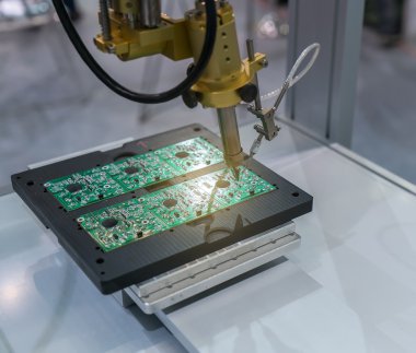 CNC makinesinin fabrikada çalışan PCB işlemesi