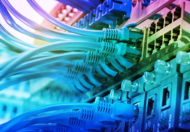 Ağ kabloları ve hub closeup fiber optik arka plan