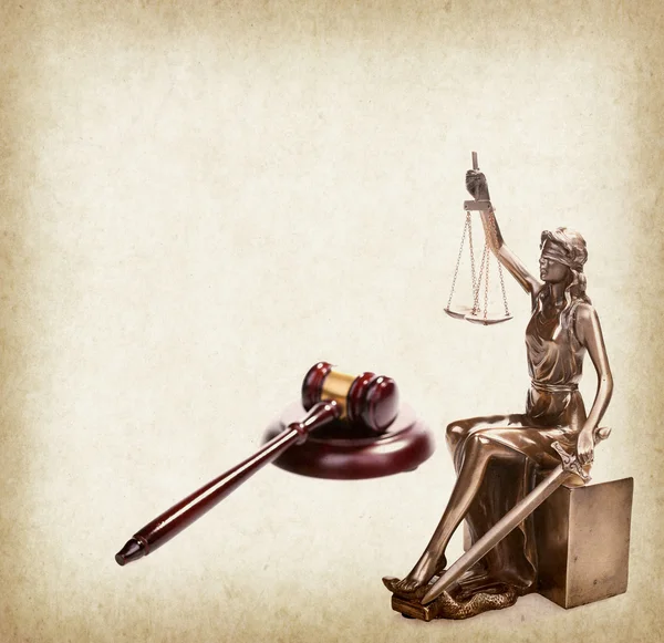 木製のテーブル 法律概念の木製小槌 — ストック写真