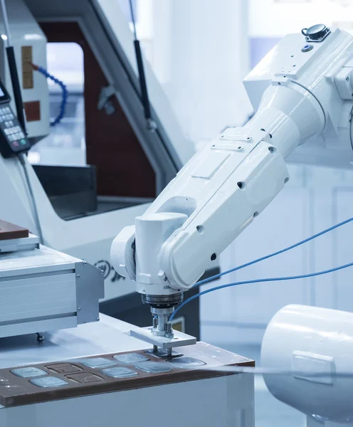 Máquina herramienta de mano robótica en fábrica de fabricación industrial — Foto de Stock