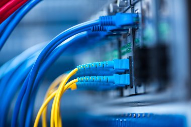 Fiber Optik kablolar ethernet portlarına bağlı optik portlara ve ağ kablolarına bağlı