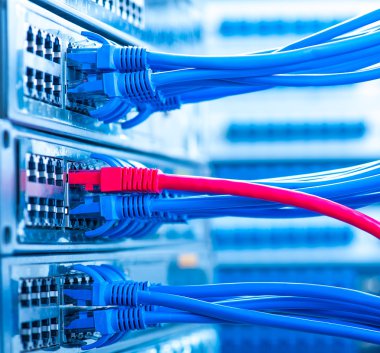 Ağ kabloları ve hub closeup fiber optik arka plan