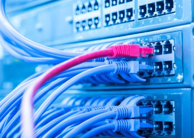 Ağ kabloları ve hub closeup fiber optik arka plan