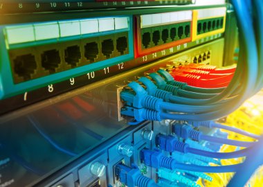 Ağ kabloları ve hub closeup fiber optik arka plan