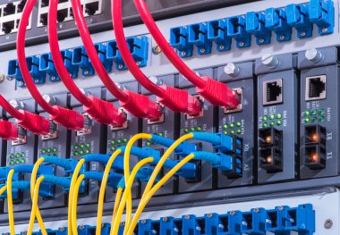 Fiber optik ekipmanlı teknoloji merkezi