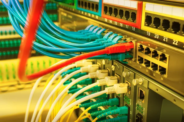 Glasfaserkabel Mit Optischen Ports Und Netzwerkkabel Mit Ethernet Ports — Stockfoto
