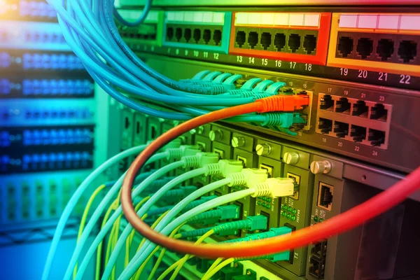 Nätverkskablar och ethernet-kablar, Data Center Concept. — Stockfoto