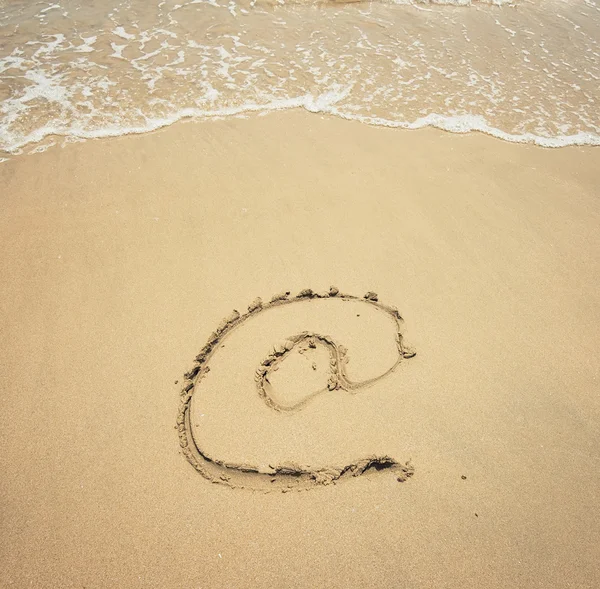 ビーチで電子メール シンボルを描く — ストック写真