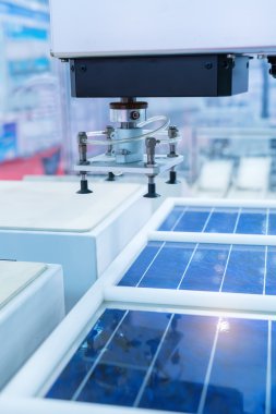 Güneş panelleri üretimi, fabrikada çalışan endüstriyel robotlar, robotik el takip kontrolörü..