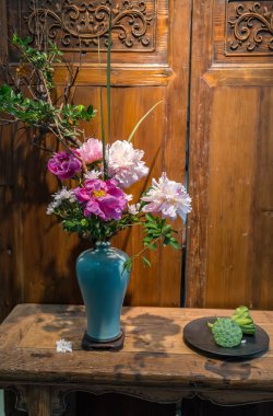 Çinli bir vazoda Peonies