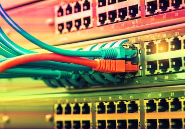 Ağ kabloları ve hub closeup fiber optik arka plan