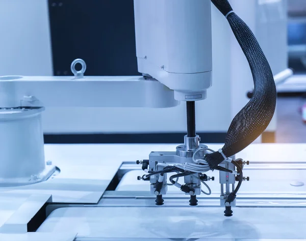Průmyslový Robot Pracuje Továrně Dopravník Sledování Controler Robotické Ruky — Stock fotografie