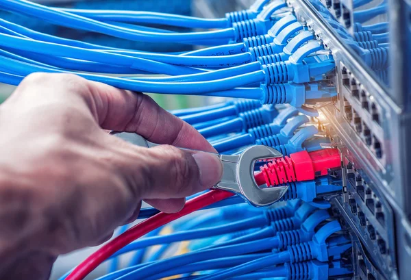 Hombre Reparar cable de red para cambiar con llave inglesa —  Fotos de Stock
