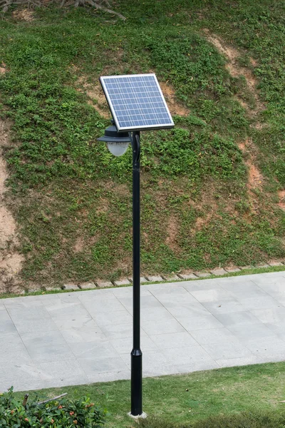 太陽電池パネルのエネルギーと街灯ポスト — ストック写真