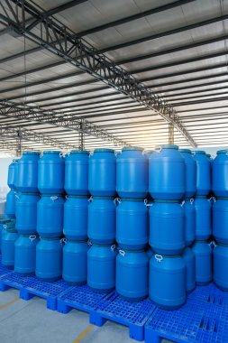 Mavi plastik fıçılar içerir