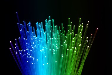 Optik fiber dinamik teknoloji arka planının derinliklerinden uçuyor.