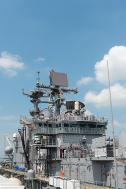 HONG KONG, ÇİN - 18 Eylül: ABD amfibi saldırı gemisi USS Bonhomme Richard takviye almak için 18 Eylül 2013 'te Hong Kong sularını çekti..