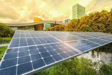 Modern Şehrin Parkındaki Güneş Panelleri