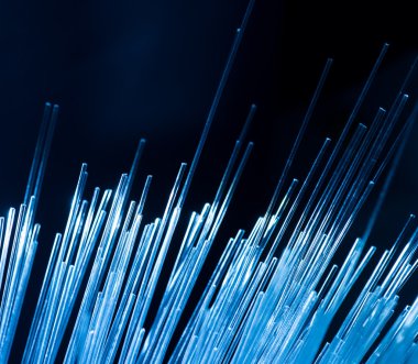 Optik fiber dinamik teknoloji arka planının derinliklerinden uçuyor.