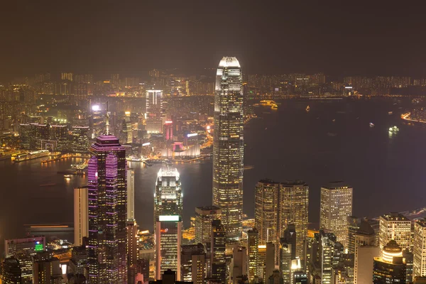 香港城市的天际线全景在夜间与维多利亚港和摩天大楼 — 图库照片