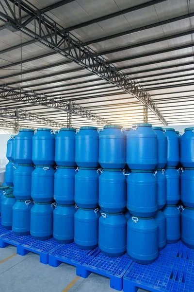 Mavi plastik fıçılar içerir