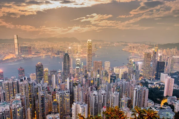 香港の街のスカイラインパノラマビクトリアハーバーと高層ビルと夜 — ストック写真