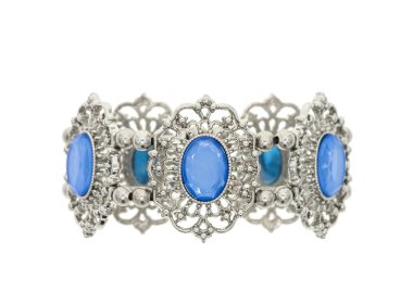 Mavi taşlı bilezik beyaza izole edilmiş