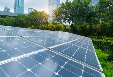 Modern Şehrin Parkındaki Güneş Panelleri