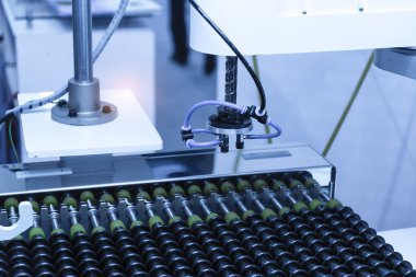 Fabrikada çalışan endüstriyel robot, robot el kontrolü..