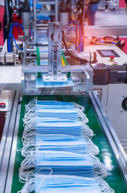 Tıbbi maske üretim hattı polipropilenin hammadde olarak kullanılmasını eritilmiş kumaş üretmek için.