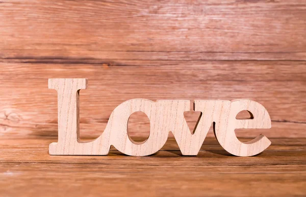 在木制背景下书写的构成爱之字的木制字母 — 图库照片