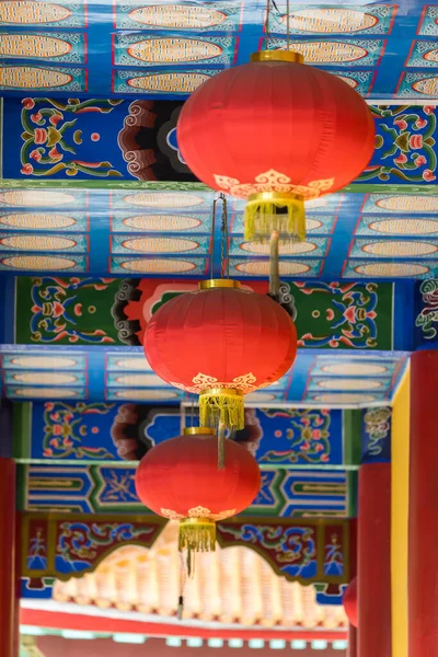 Vörös Lámpák Kínai Betűkkel Nyomtatva Szerencsét Békét Hoz Imádságra Éjjel — Stock Fotó