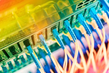 Fiber Optik kablolar ethernet portlarına bağlı optik portlara ve Ağ kablolarına bağlı