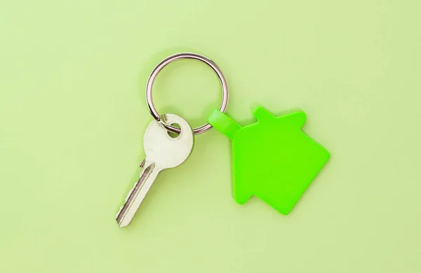 Schlüsselanhänger Mit Haussymbol Und Schlüsseln Auf Grünem Hintergrund Immobilienkonzept — Stockfoto