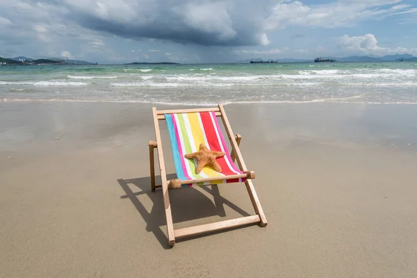 Палубное Кресло Тропическом Пляже — стоковое фото