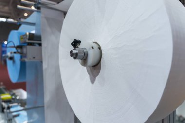 Nanofiberli tıbbi maskeler üretmek için otomatik makinede dokumasız materyal. Coronavirus ve Covid-19 Koruma